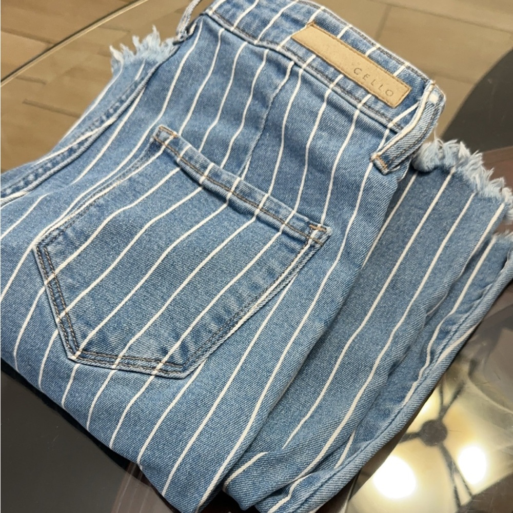 Women’s Cello Bell bottom Jeans. Used- New like Condition. Size 05/06.